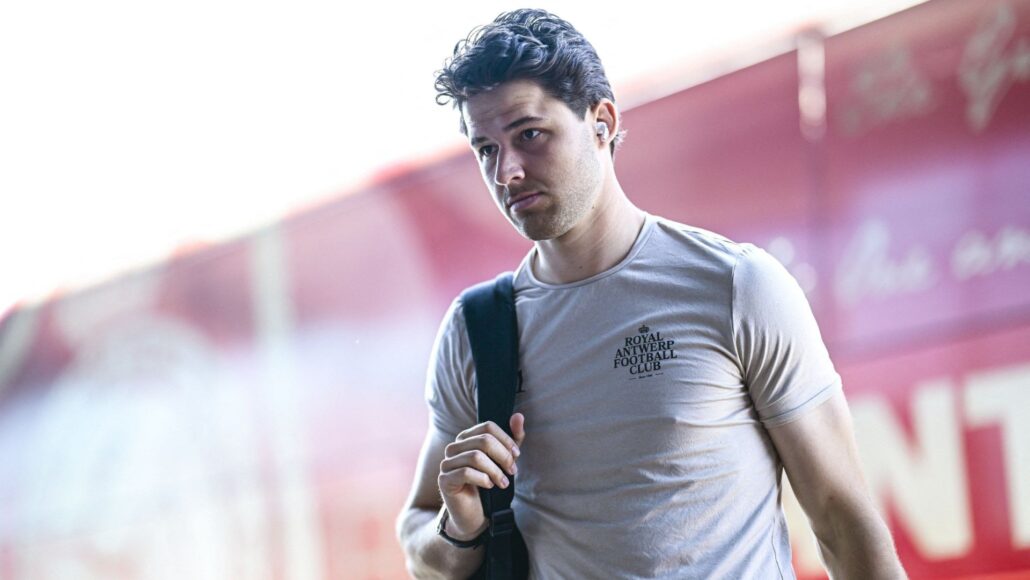 Portero de Royal Antwerp viajó a Man Utd sin permiso y decepcionó al club