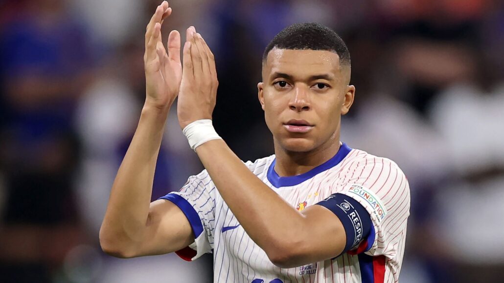 Kylian Mbappé inspira respeto y es líder natural según Jules Koundé