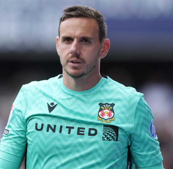 Fuerte golpe para Wrexham: nuevo fichaje necesita cirugía por lesión en codo