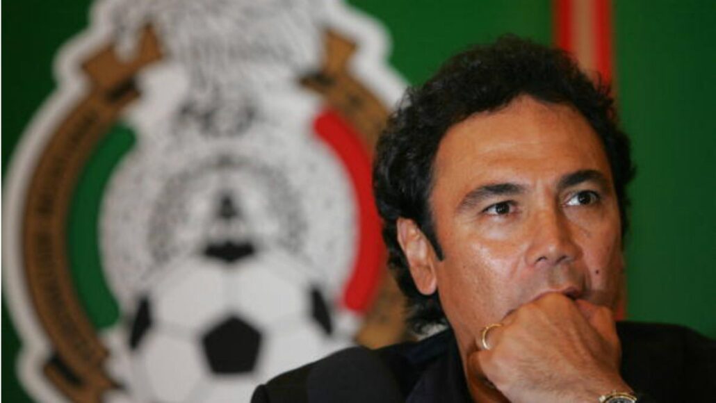 Hugo Sánchez critica la falta de apoyo a Guillermo Ochoa en Liga MX