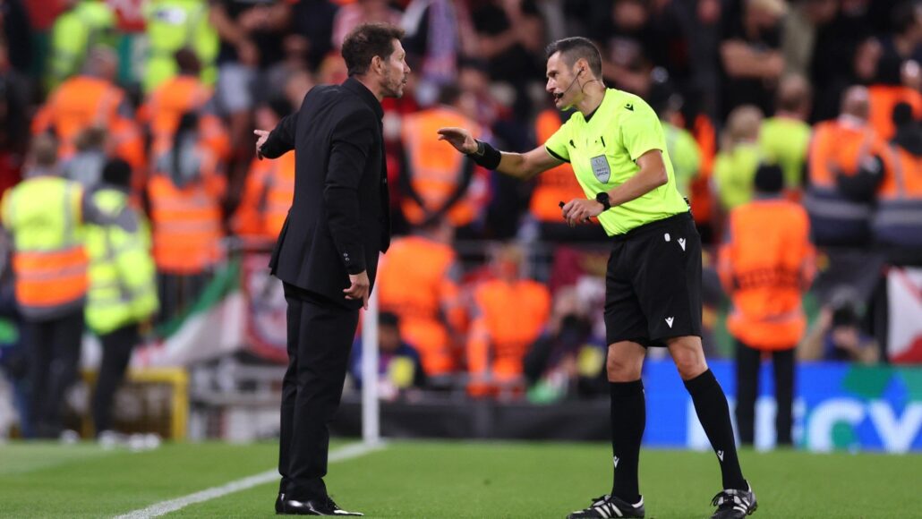 Simeone enfrenta sanción de UEFA tras incidente con fans del Liverpool