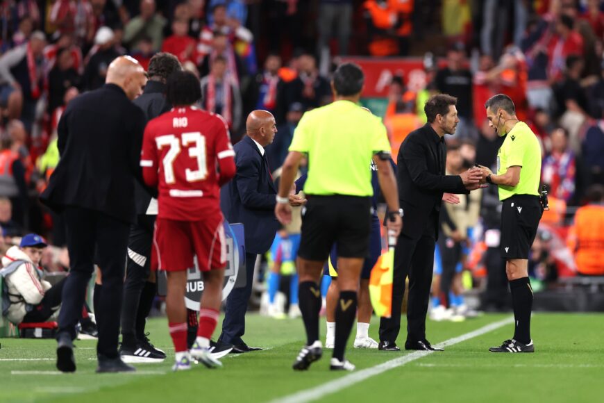 Fanático del Liverpool se defiende tras viral abuso a Diego Simeone y tarjeta roja