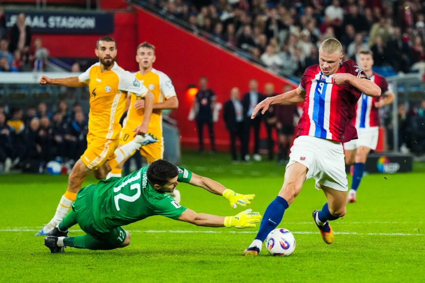 Erling Haaland consuela al arquero de Moldavia tras recibir 11 goles en eliminatorias
