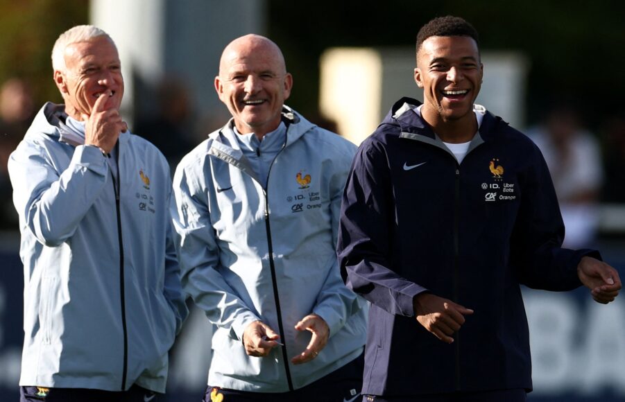 Didier Deschamps reduce team talks to 10 minutes and embrace mobile phones