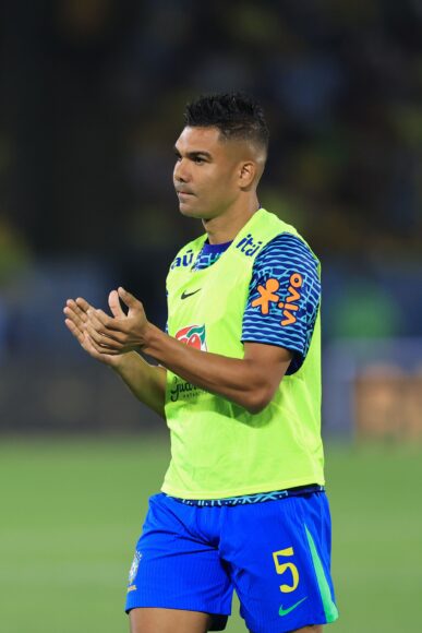 Casemiro evita tarjeta roja tras fuerte pisotón en qualifier de Brasil vs Chile