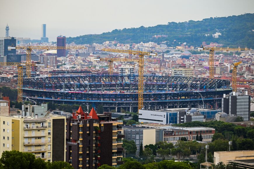 Barcelona enfrenta críticas por engaño en el regreso al Camp Nou y Laporta en la mira