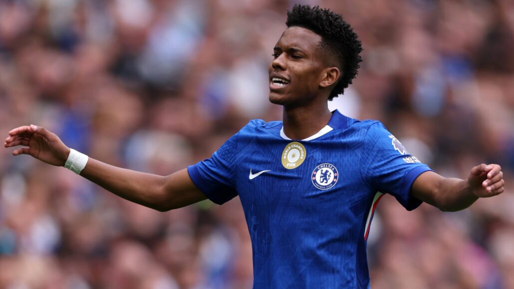 Joao Pedro sorprendido por la habilidad de Estevao Willian en el Chelsea