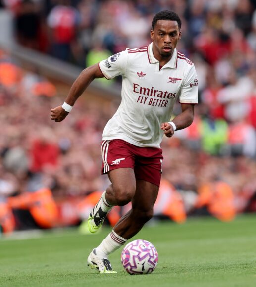 Jurrien Timber y Cody Gakpo ríen tras duelo en derrota del Arsenal ante Liverpool