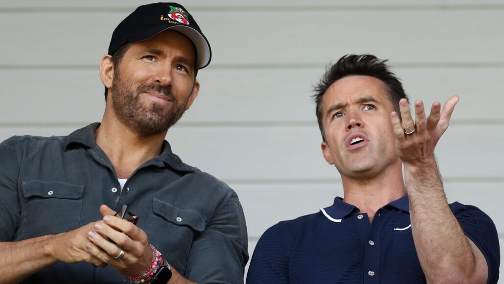 Ryan Reynolds y Rob McElhenney listos para despedir a Phil Parkinson en Wrexham