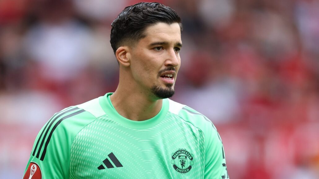 Altay Bayindir será el portero titular de Man Utd en el derby de Manchester