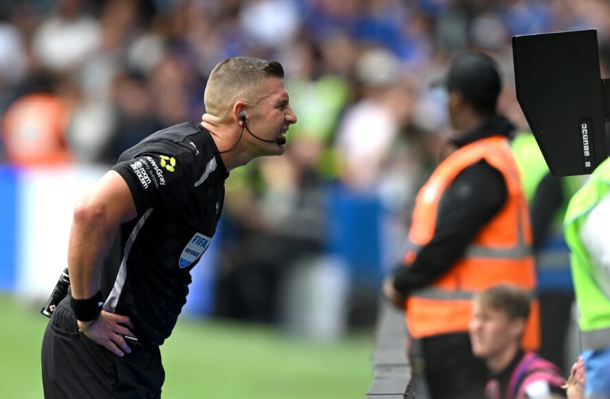 Howard Webb critica al VAR por error en la victoria del Chelsea ante Fulham