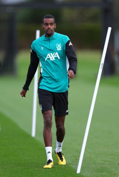 Ekitike se prepara para el banquillo tras la llegada del mejor Isak en Liverpool