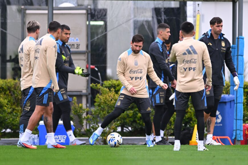Lionel Messi emociona en su posible último partido de clasificación en Argentina