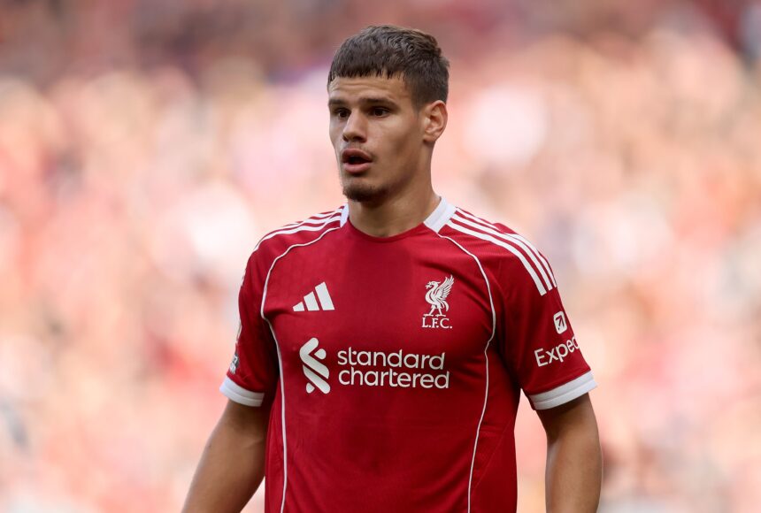 Milos Kerkez comparado con puré de papas tras primer tiempo con Liverpool