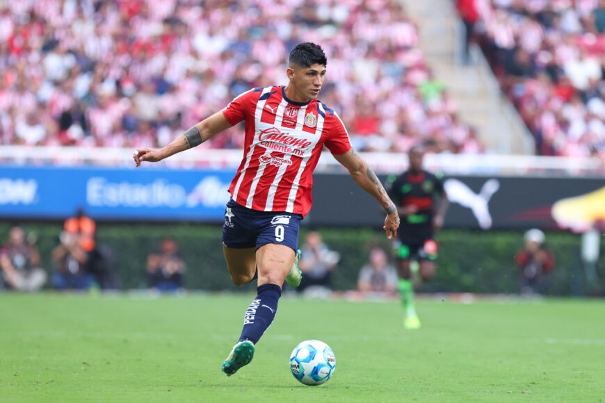 Alan Pulido sería la primera salida de Chivas antes del próximo torneo