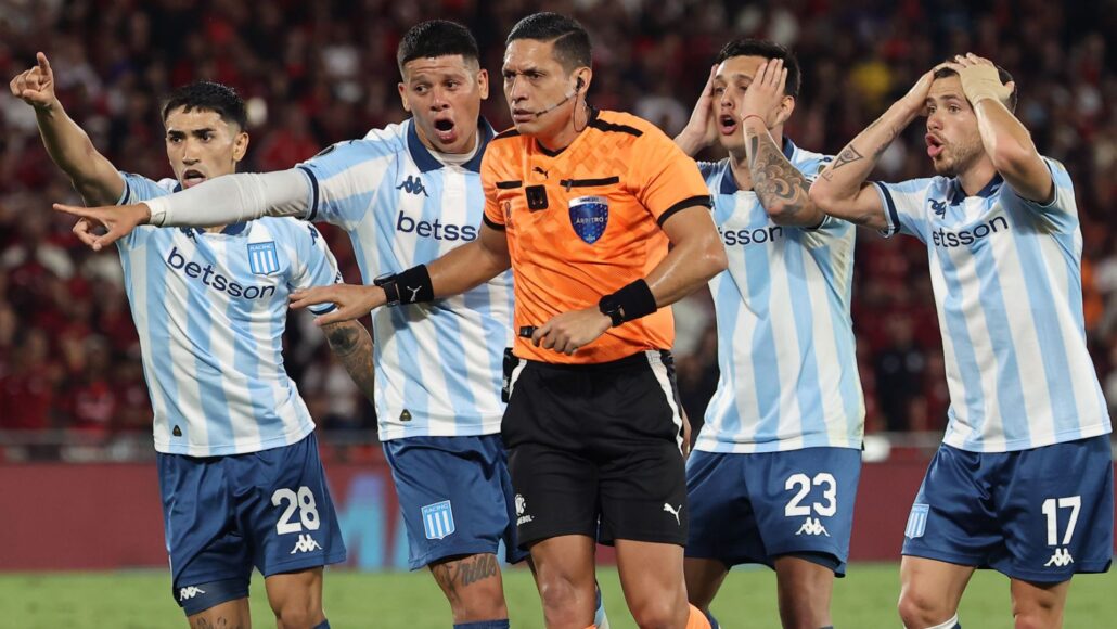 Exjugador del Man Utd causa fractura y error fatal en Copa Libertadores