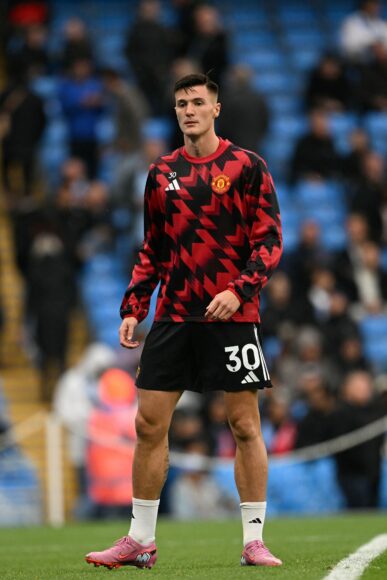 Benjamin Sesko recibe advertencia sobre su vida en Man Utd tras lento inicio