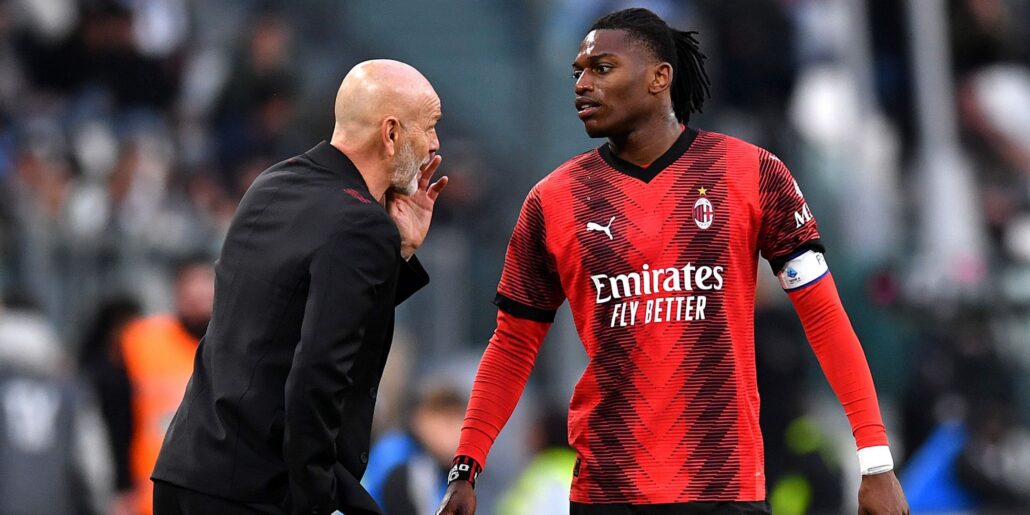 VAR ‘anima’ a jugadores a simular: la furia del entrenador Pioli tras penalti