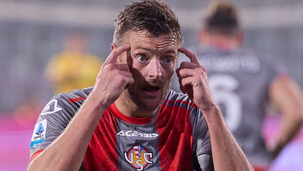 Jamie Vardy realiza espectacular celebración con voltereta en Serie A