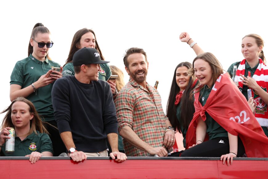 Ryan Reynolds y Rob McElhenney presentan su supercervecería en Wrexham