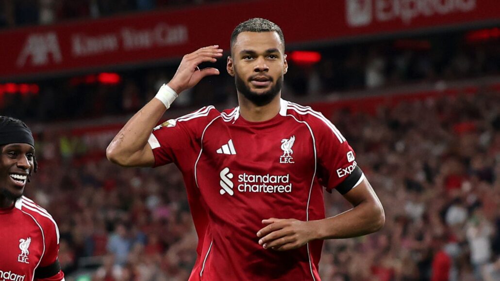 Delantero del Liverpool debe esforzarse más tras defensiva débil este año