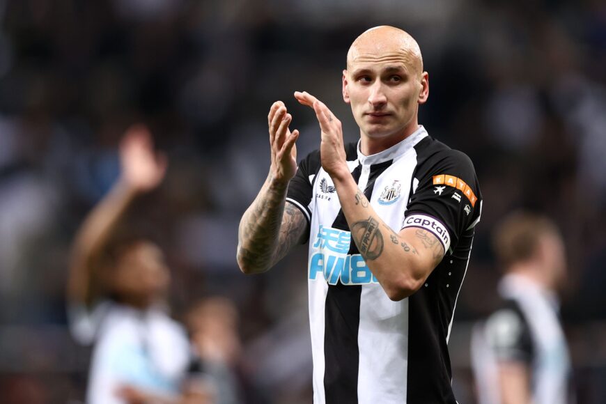 Jonjo Shelvey falla penal en su debut con equipo de tercera división en Emiratos