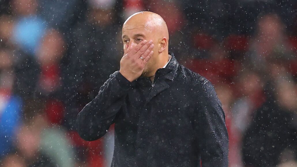 Arne Slot defiende su elección tras la eliminación del Liverpool en la Copa Carabao