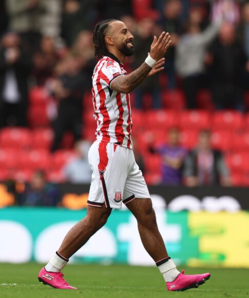 Ryan Longman falla ocasión clara y Wrexham pierde ante Stoke en el Championship