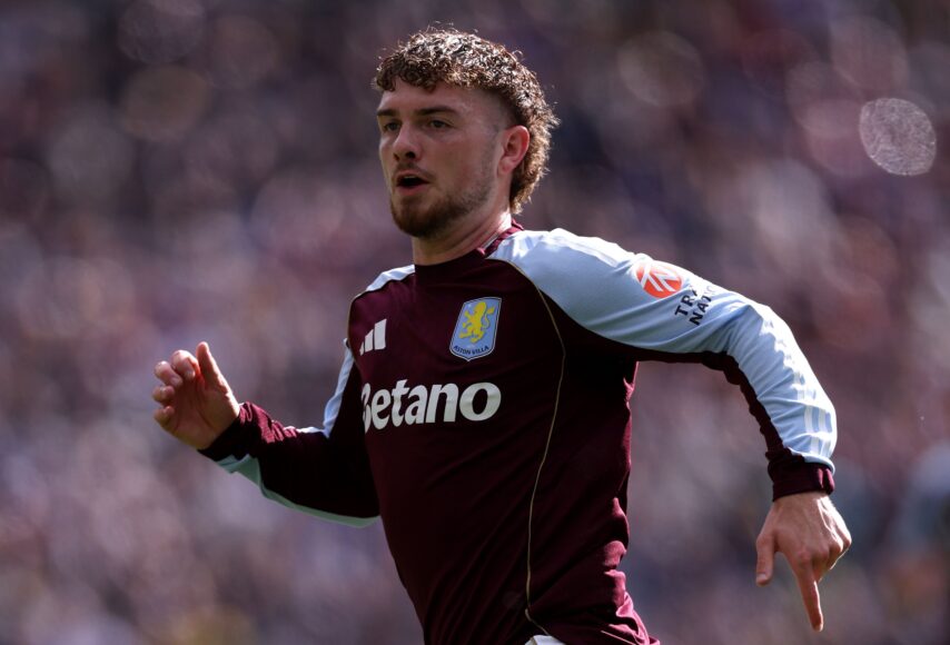 Harvey Elliott podría volver al Liverpool por cláusula en préstamo a Aston Villa