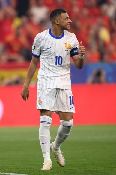 Mbappé se prepara para superar a Giroud como máximo goleador de Francia