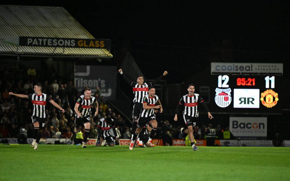 Grimsby eliminado de la Copa Carabao: los aficionados del Man Utd celebran
