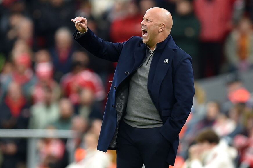 Arne Slot califica a Man Utd como equipo del “pelotazo” tras derrota en Anfield