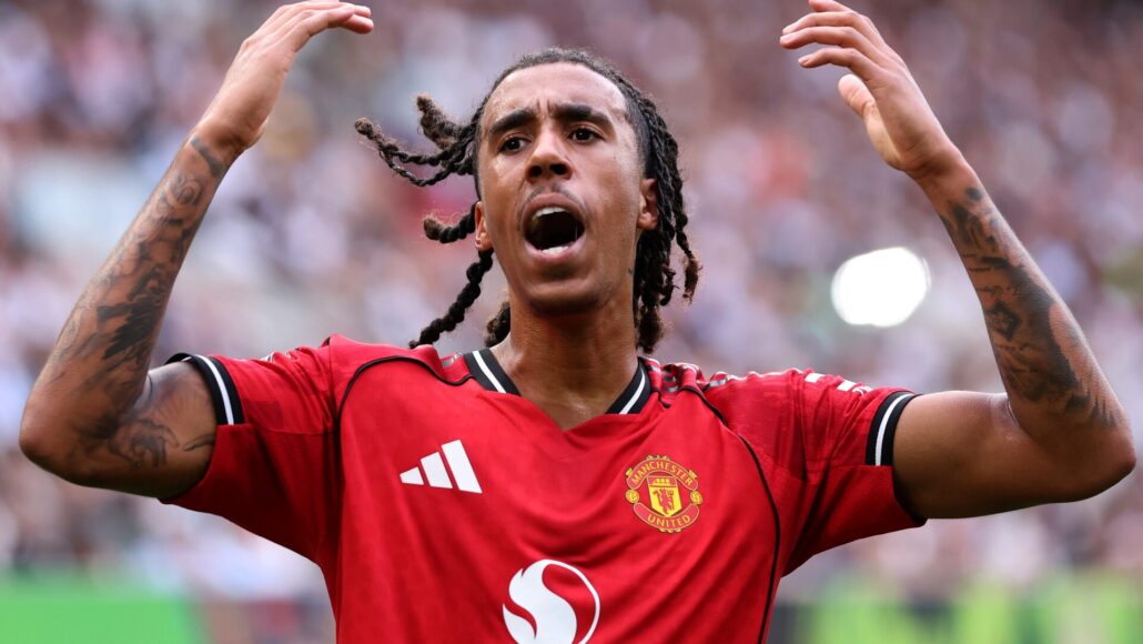 Leny Yoro regresa sorpresivamente a su antiguo club tras brillar con el Man Utd