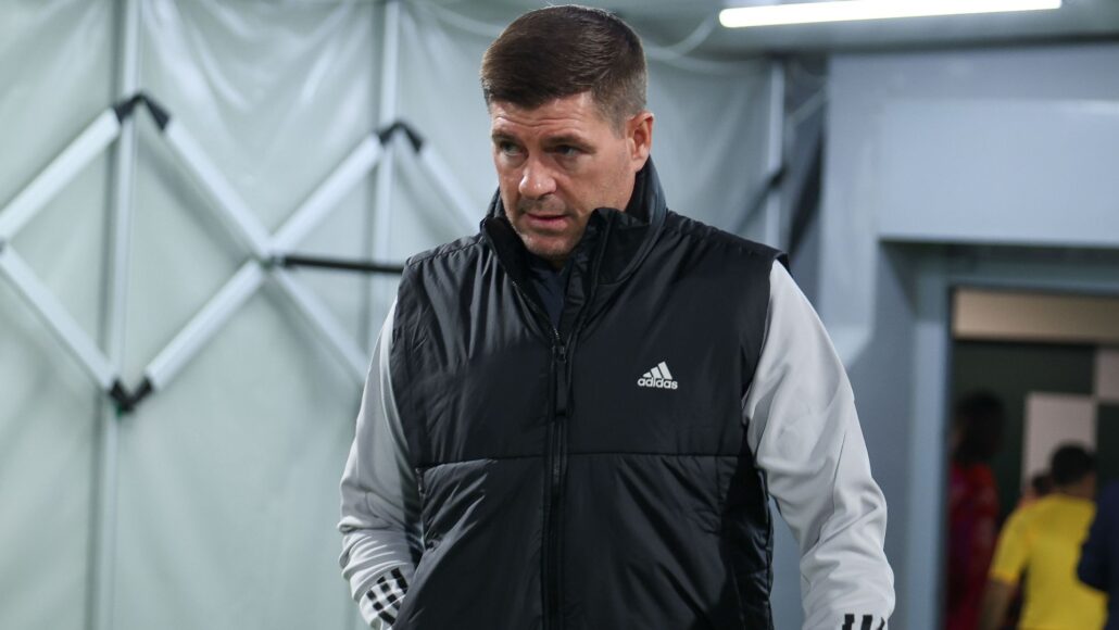 Steven Gerrard aconsejado a evitar clichés del fútbol en regreso a Rangers