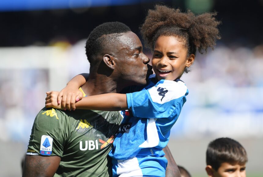 Mario Balotelli: Conociéndose a sí mismo mientras cumple servicio comunitario