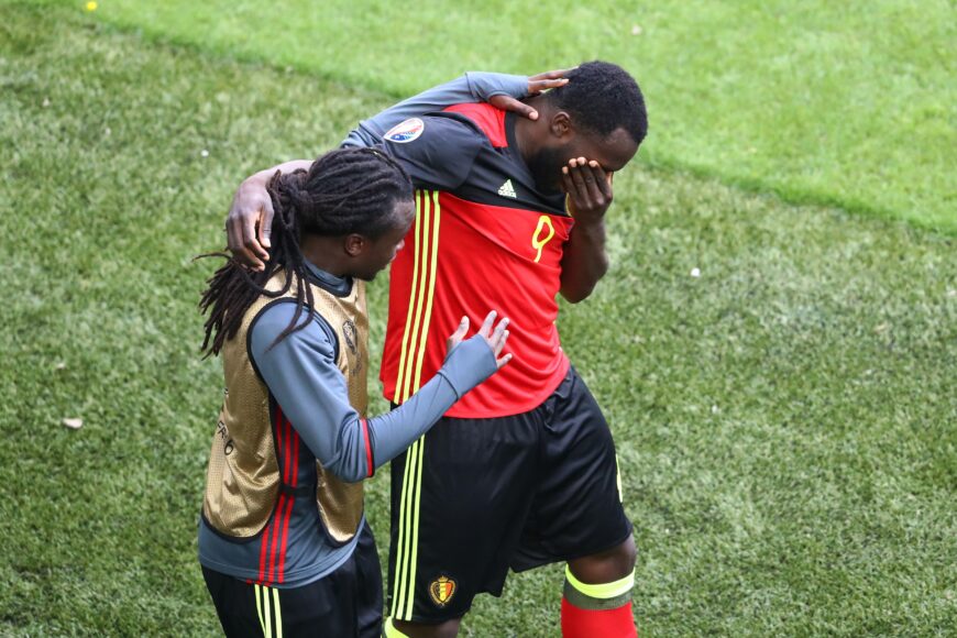 Romelu Lukaku denuncia plan de extorsión y decepción en funeral de su padre
