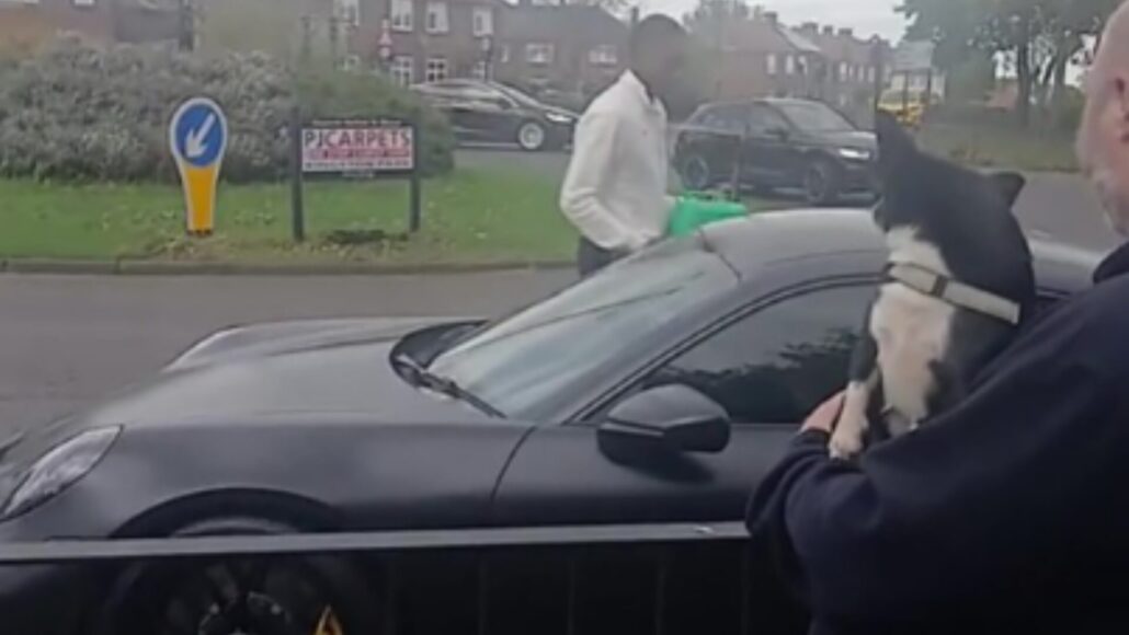Joe Willock se queda sin gasolina en su Porsche en una redonda divertida
