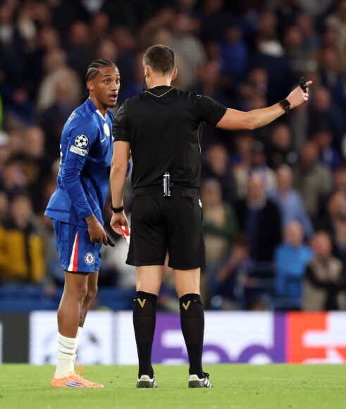 Joao Pedro genera furia en aficionados del Chelsea tras tarjeta roja en Champions