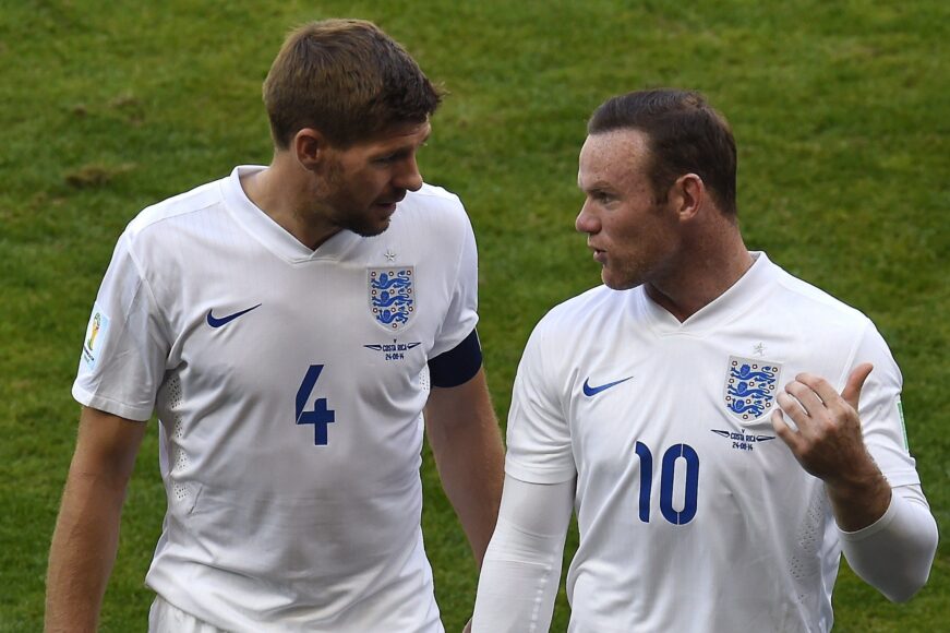 Steven Gerrard critica a ex-compañeros de Inglaterra sobre Neville y Carragher