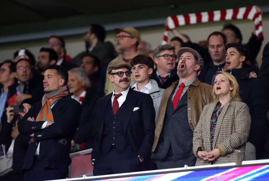 ¿Es Ted Lasso aficionado del Arsenal? Jason Sudeikis en el Emirates con Solskjaer