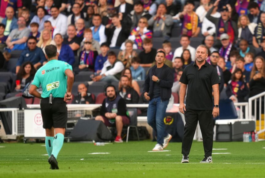Hansi Flick presionado por el árbitro, presidente del Barcelona defiende al DT