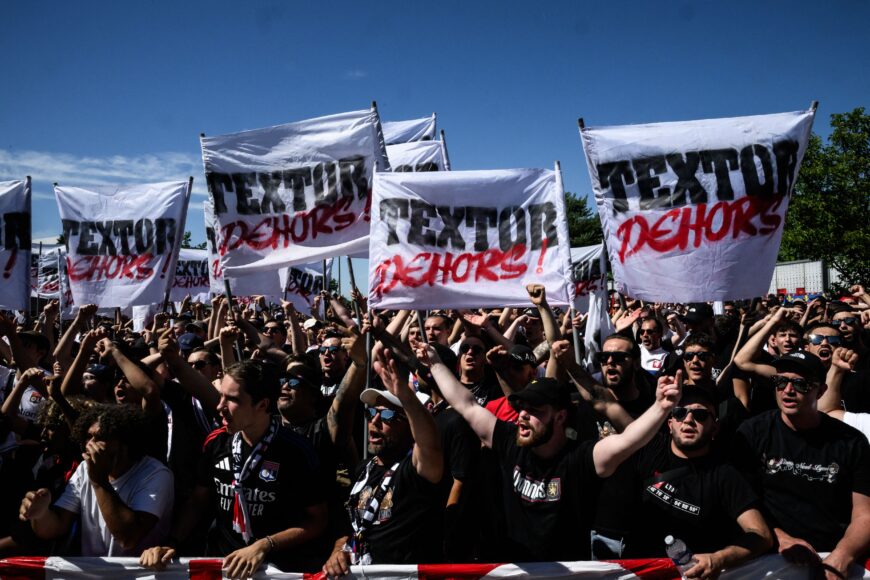 Fans de Botafogo etiquetan a John Textor como payaso y estafador en mala racha