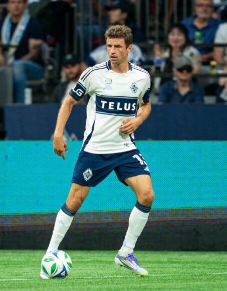 Thomas Muller celebra 300 goles y su primer trofeo con Vancouver Whitecaps