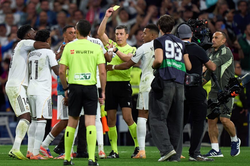 Portero del Real Madrid suspendido por tarjeta roja en clásico contra Barcelona