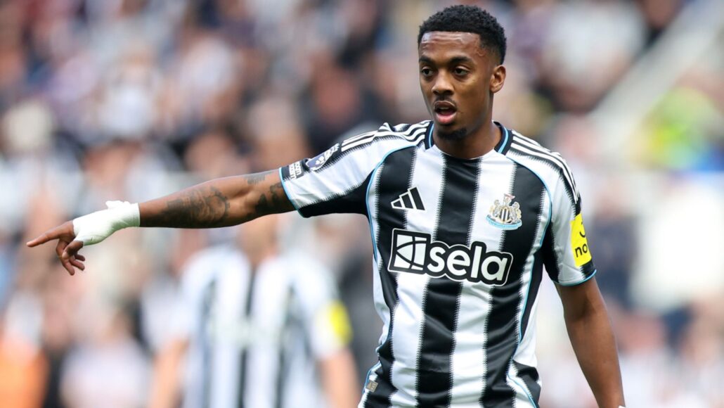 Eddie Howe confirma que consultó a Joe Willock sobre la broma del laberinto