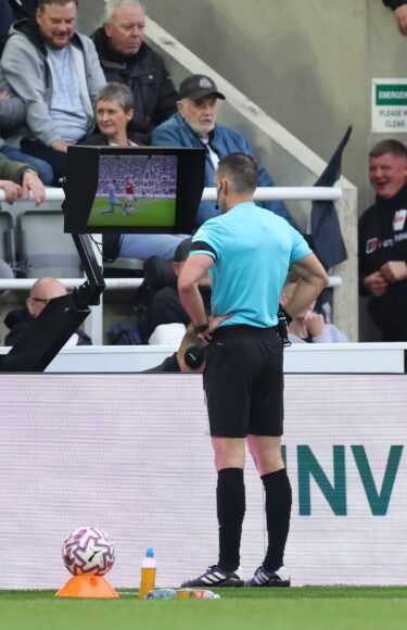 Révelan que el árbitro Gillett rompió protocolo al negar penal a Arsenal