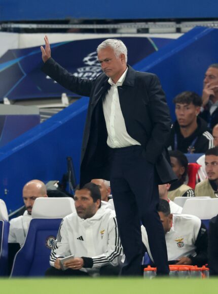 Laura Woods reacciona tras ser ‘pied’ por Jose Mourinho en partido Benfica-Chelsea