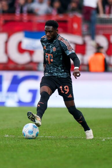 Alphonso Davies se acerca a su regreso tras dura lesión en la rodilla ACL