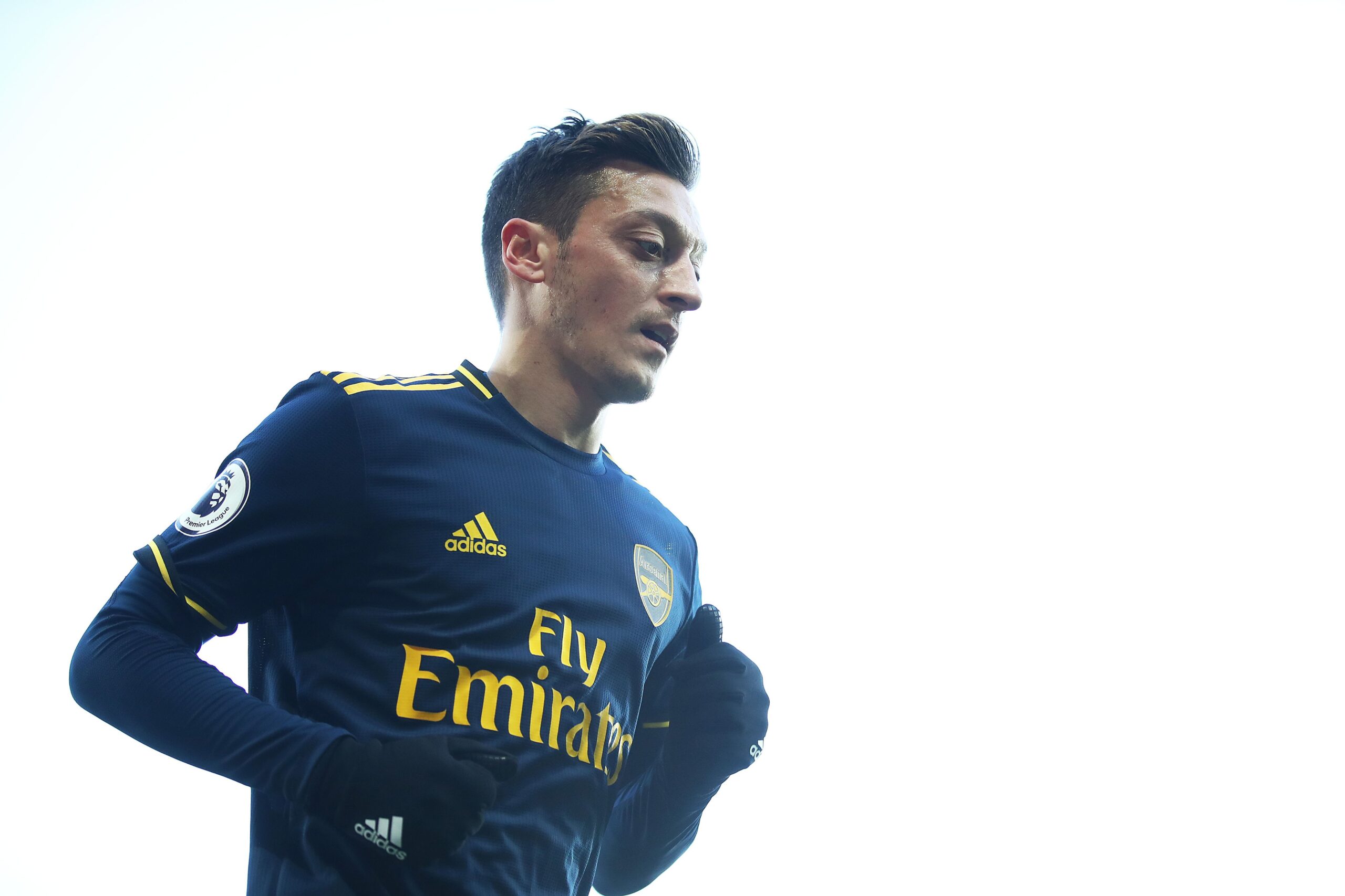 Mesut Özil respaldado por ex estrella del Arsenal tras críticas a su juego