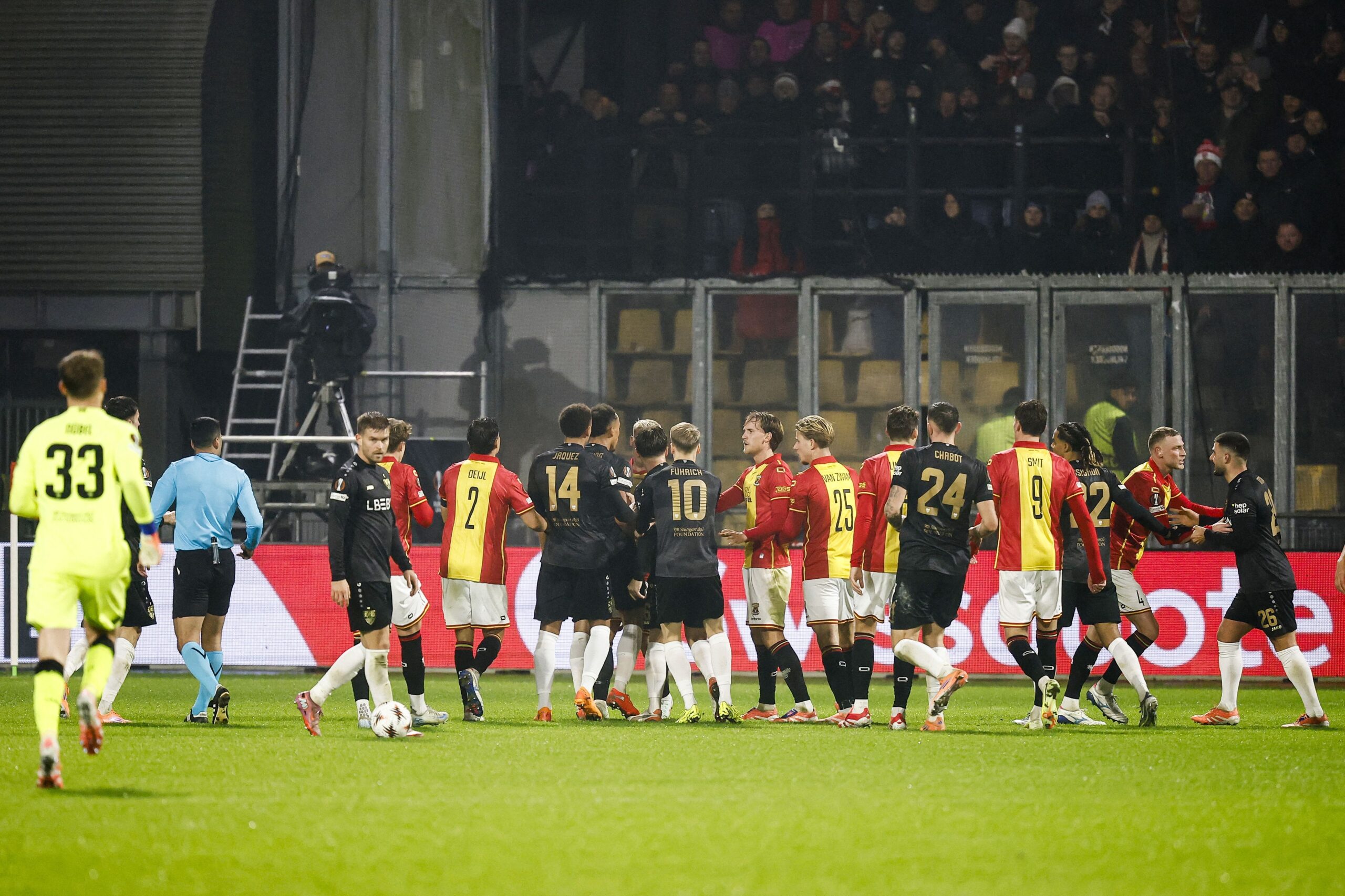 Wesley Sneijder critica gesto ofensivo de jugador de Go Ahead Eagles en Stiller